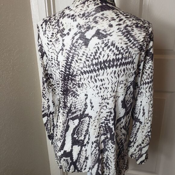 Chico’s lightweight sweater - Picture 2 of 3